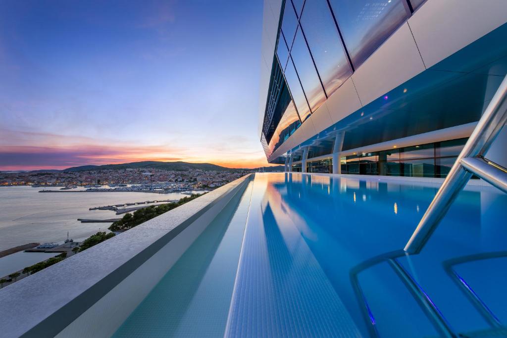 Бассейн в Hotel Olympia Sky или поблизости