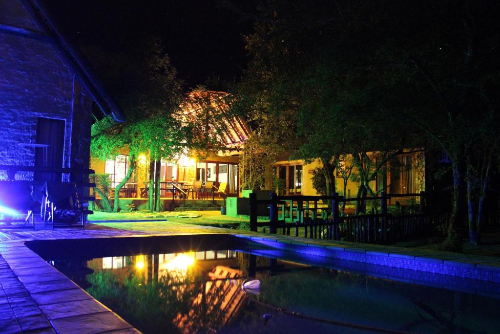 Bazén v ubytování Woodpecker Lodge B&B nebo v jeho okolí