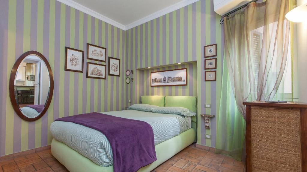 ローマにあるMontefiore Loftのベッドルーム(ベッド1台、鏡付)