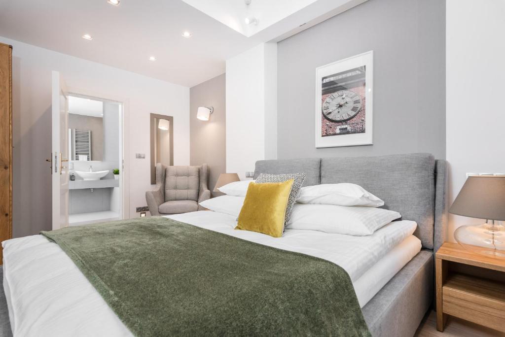 Posteľ alebo postele v izbe v ubytovaní Venetian House Market Square Aparthotel