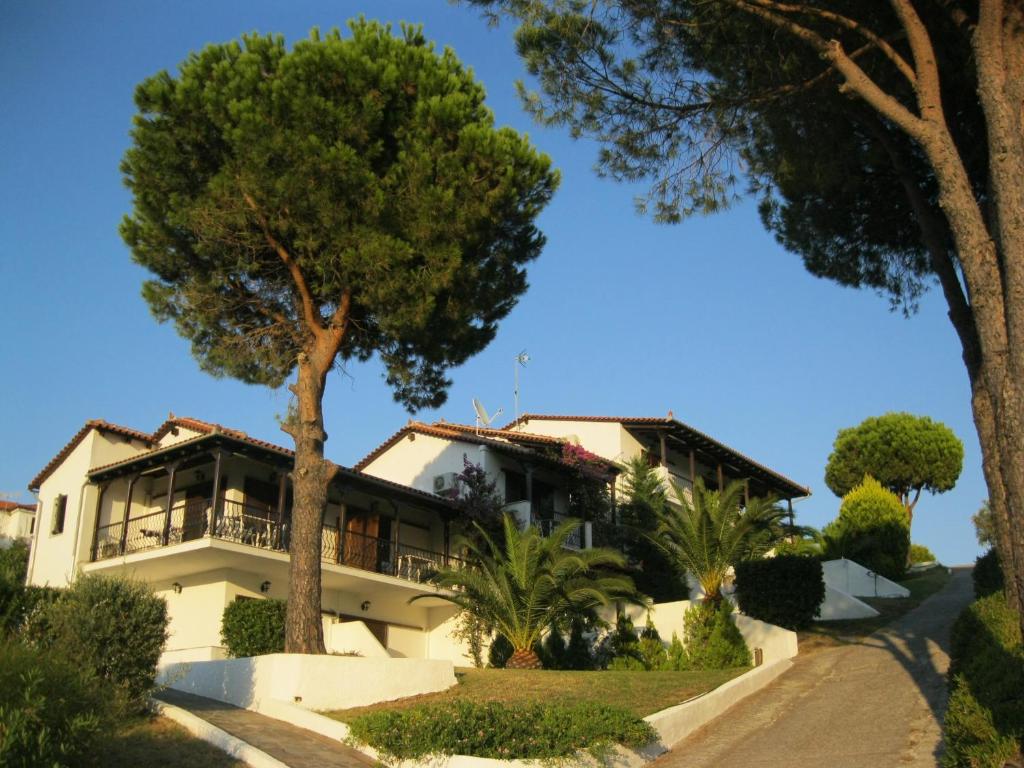 ein Haus mit Bäumen davor in der Unterkunft Villa Anna Maria in Agia Paraskevi