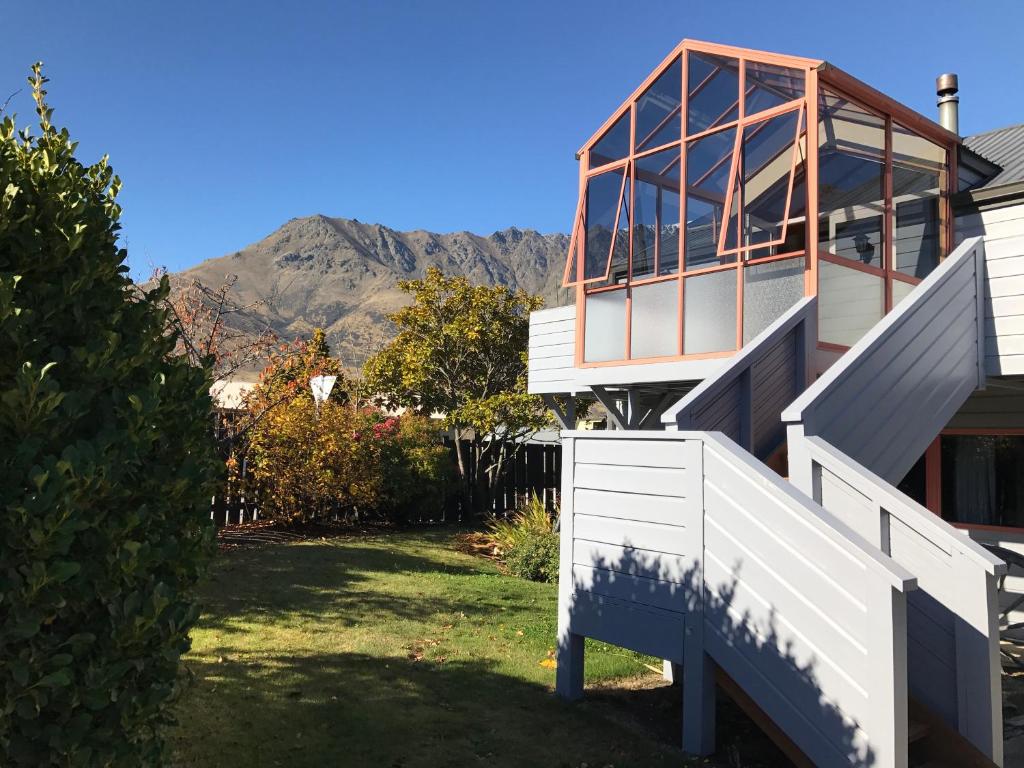 una casa con una escalera que conduce a ella en Visitor Rooms Prepay & Self Check in, en Queenstown