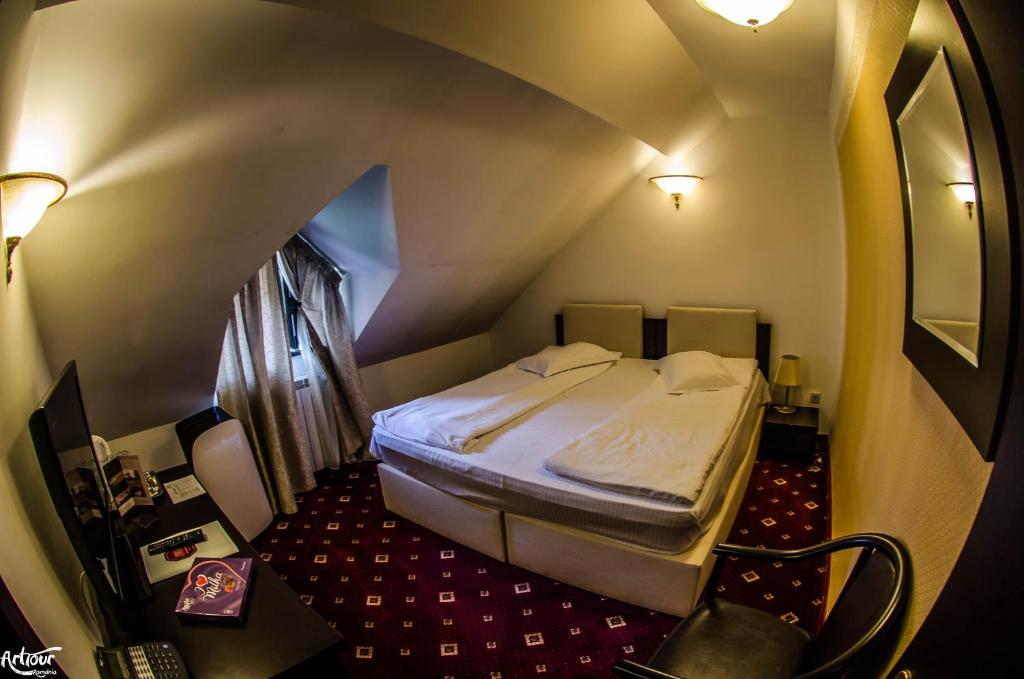 Een bed of bedden in een kamer bij Hotel Bulevard Predeal