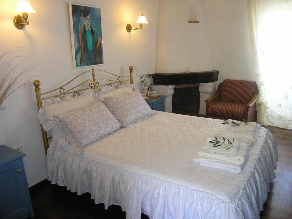 A bed or beds in a room at Traditional Stone Villa Olympia