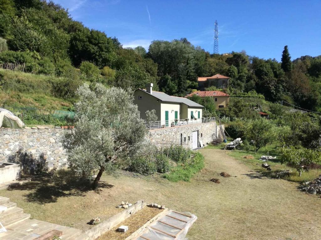 een klein huis op een heuvel met een stenen muur bij Agriturismo Verdure Naturali in Genua