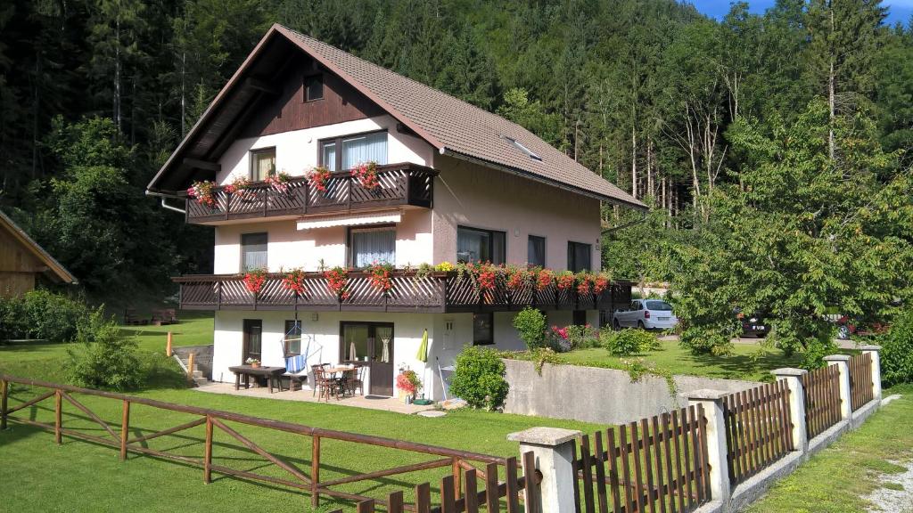 Zahrada ubytování Apartments Mertelj