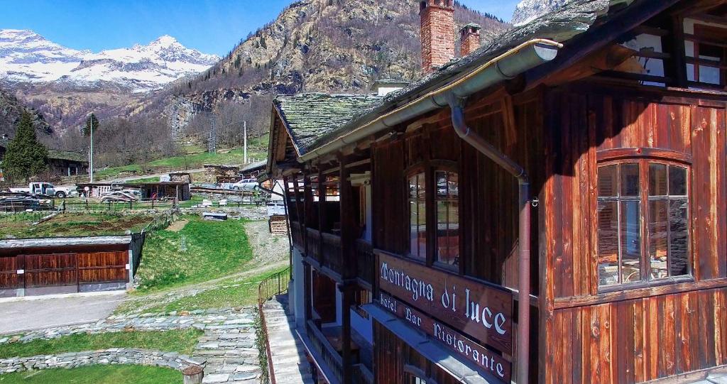 Nespecifikovaný výhled na hory nebo výhled na hory při pohledu z hotelu