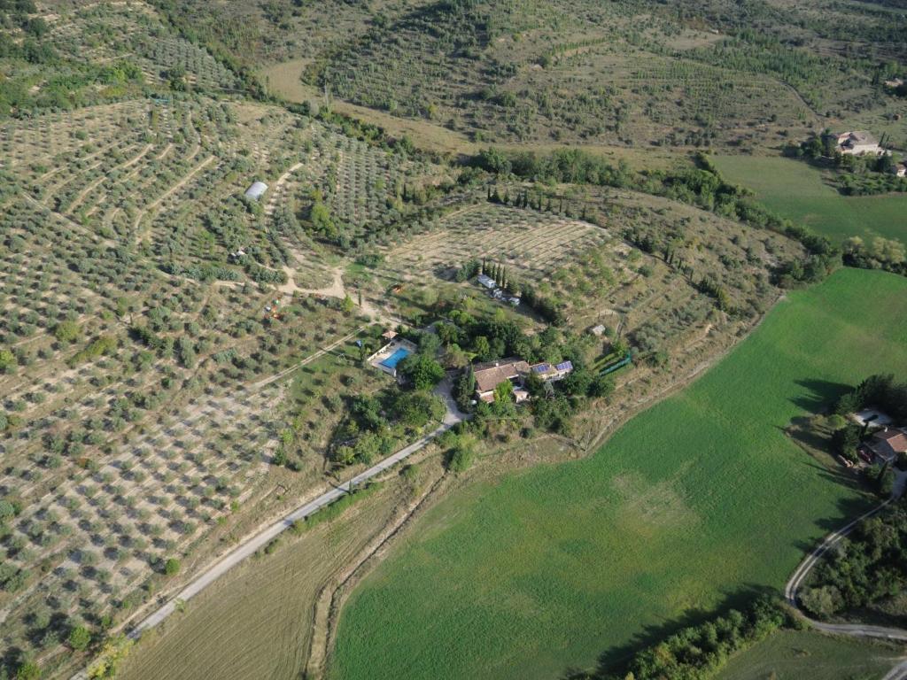 Uma vista aérea de le vieux mas du domaine de Pontet-Fronzele