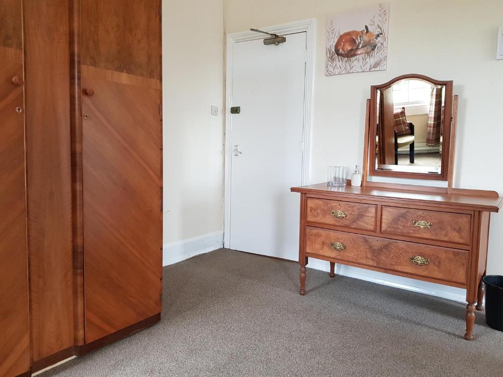 a dressing room with a dresser and a mirror at Station Hotel in Hucknall