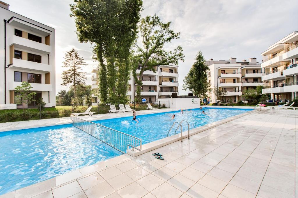 an image of a swimming pool in a apartment complex at Apartament Crystal in Ustronie Morskie