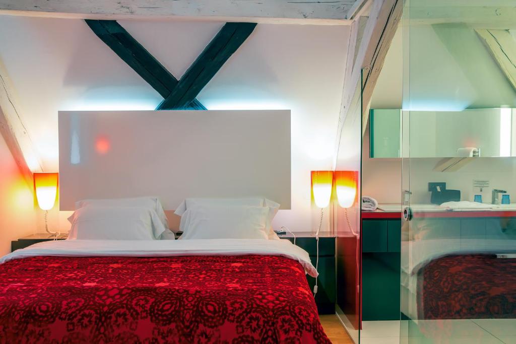 Postel nebo postele na pokoji v ubytování Le B. Suites, Chambres & Restaurant