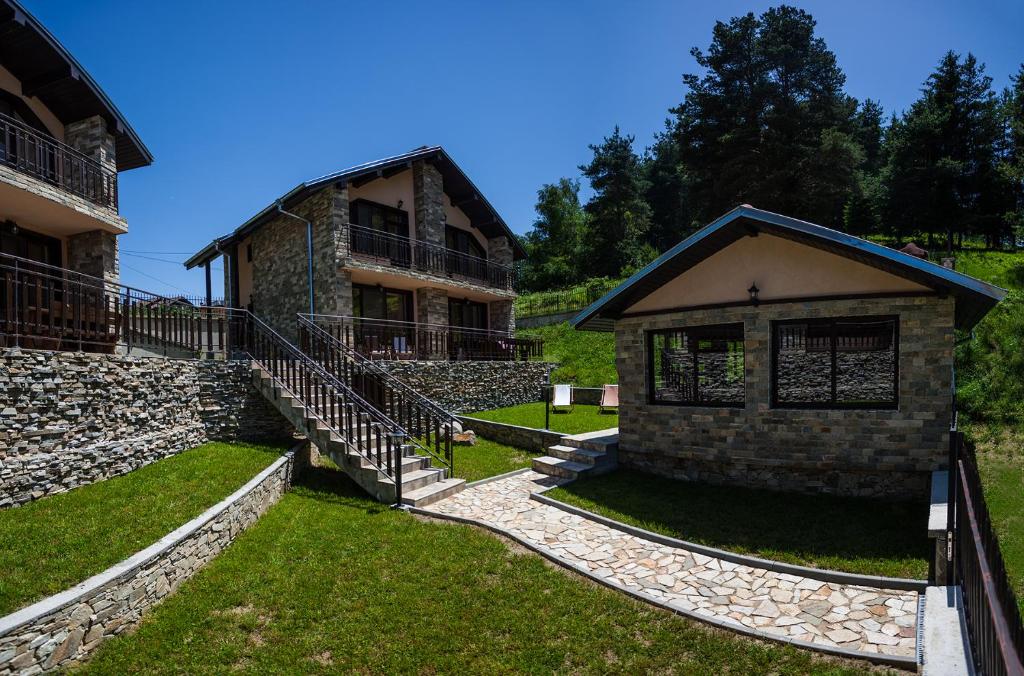 un edificio con una escalera que conduce a él en Ваканционна къща ,,Родопски уют ", en Dospat