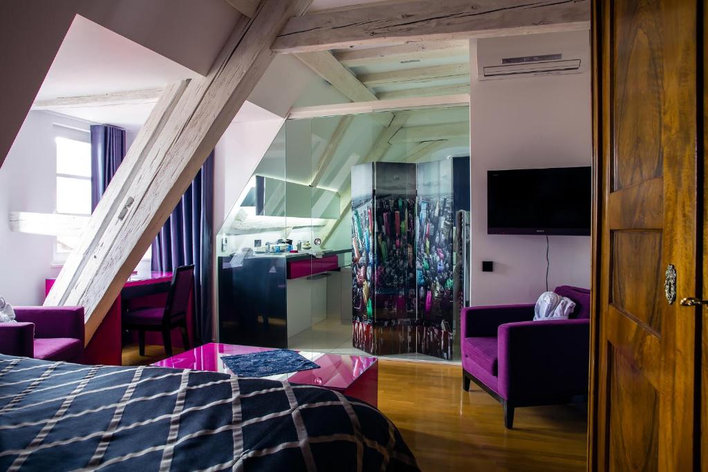 TV a/nebo společenská místnost v ubytování Le B. Suites, Chambres & Restaurant