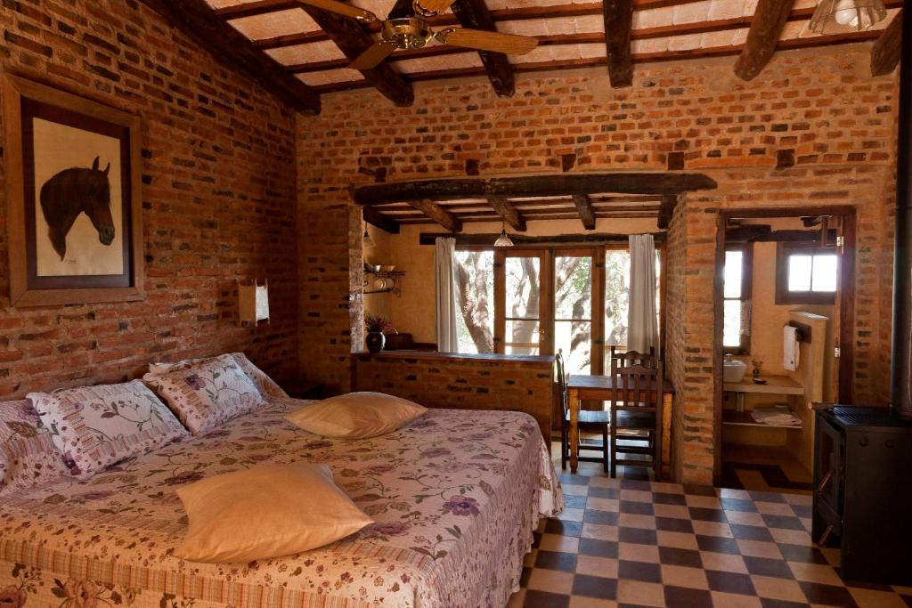 Postel nebo postele na pokoji v ubytování LAS JARILLAS Hostería & Bodega