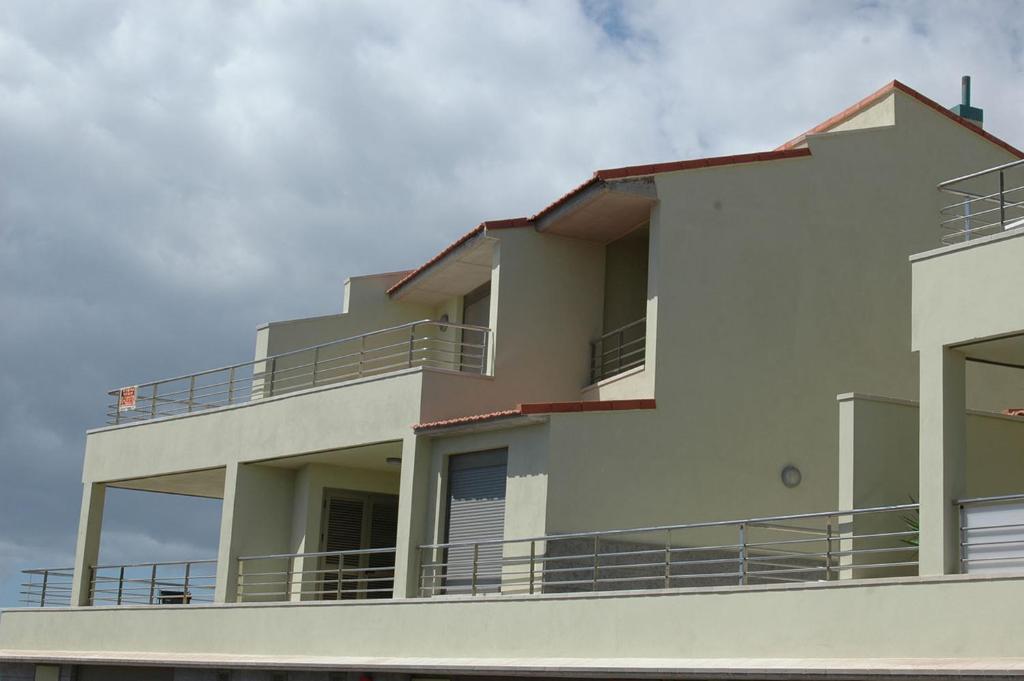 een wit gebouw met balkons erop bij Médano Los Patios windsurfing area in El Médano