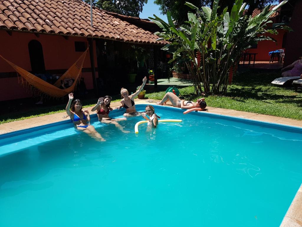 een groep meisjes die in een zwembad liggen bij Hostel Iguazu Falls in Puerto Iguazú