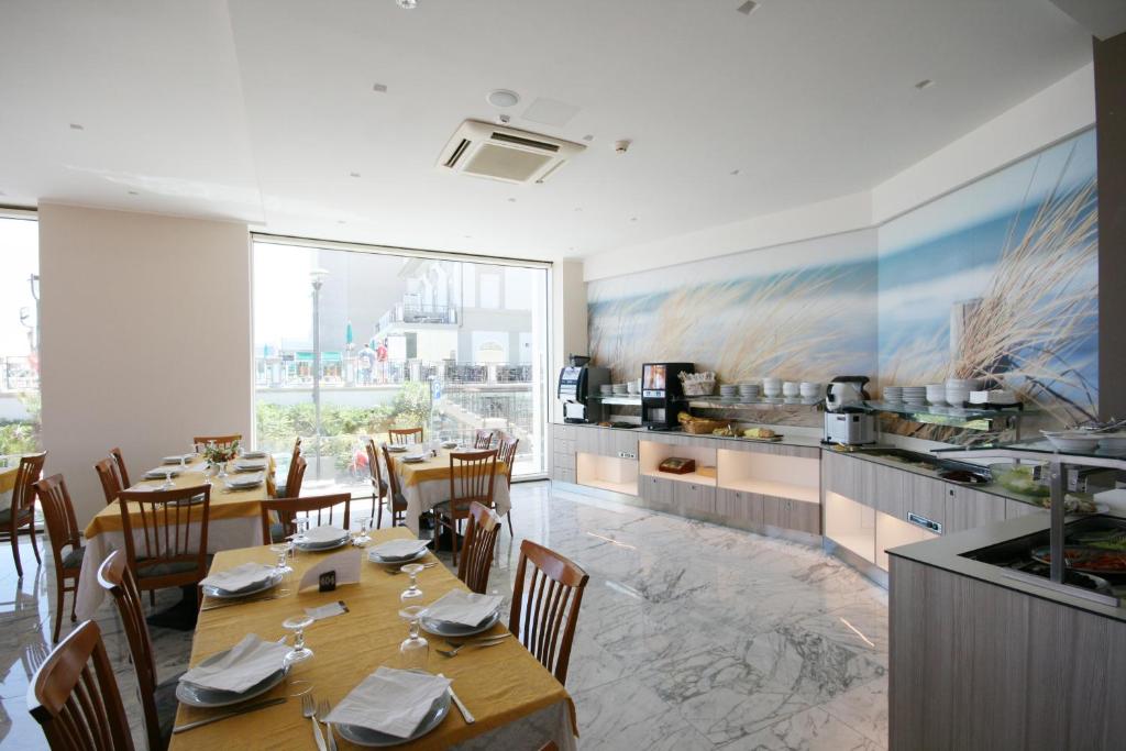 A restaurant or other place to eat at Hotel Excelsior