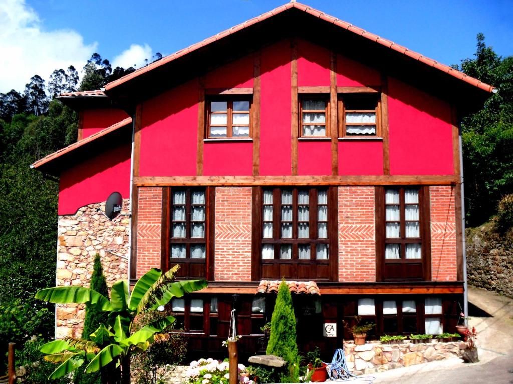 una casa roja con una roja en Casa Rural La Posada del Alba, en Alea