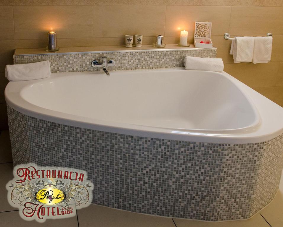 Ένα μπάνιο στο Uslugi Hotelowe Restauracja Rajska