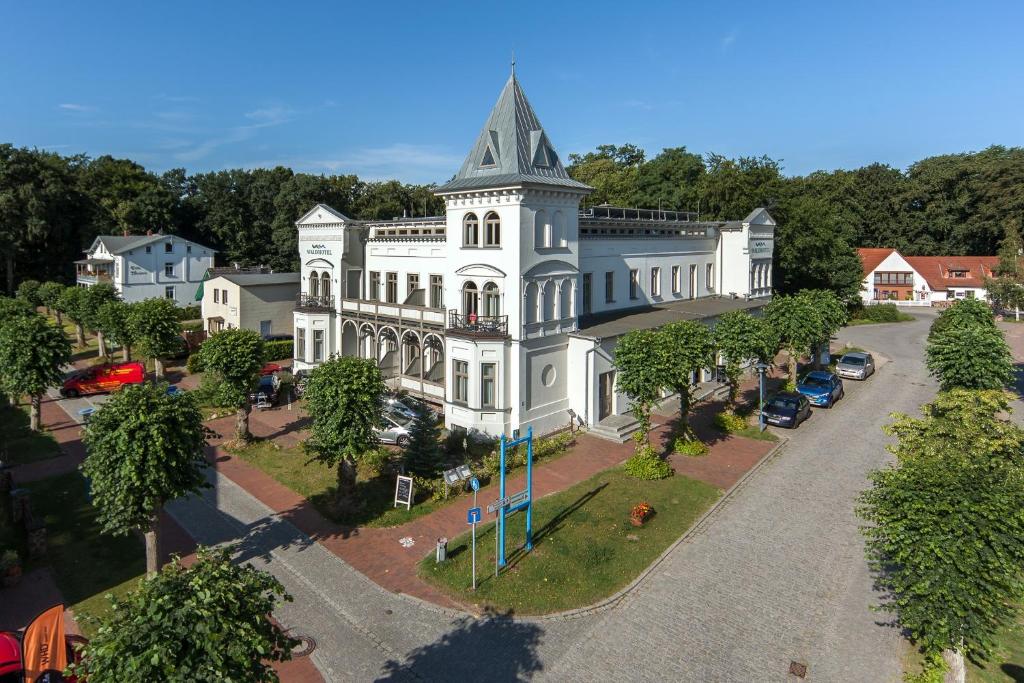 eine Luftansicht eines weißen Gebäudes mit einem Turm in der Unterkunft Waldhotel in Graal-Müritz