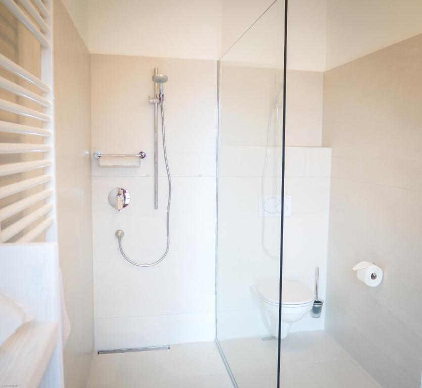 A bathroom at SCHEIBER Wein & Gästehaus