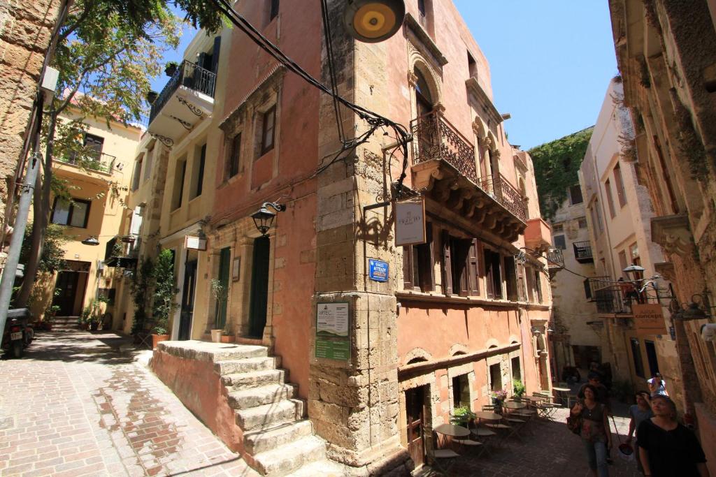 eine Gasse in einem alten Gebäude mit Leuten, die auf der Straße laufen in der Unterkunft Fagotto Art Residences in Chania