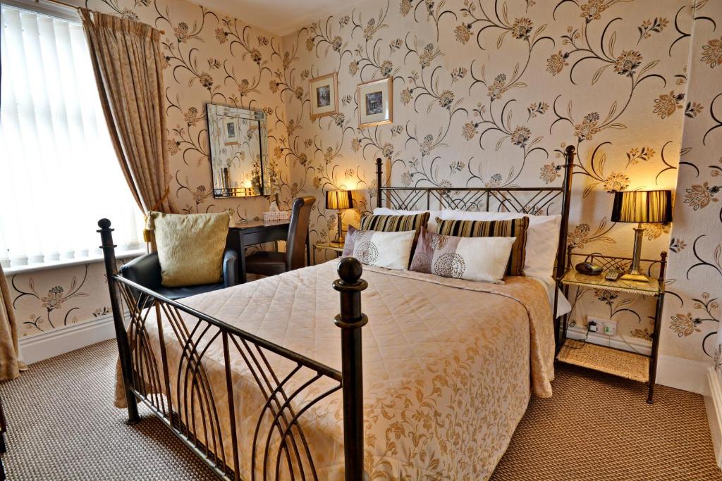 1 dormitorio con cama, mesa y ventana en The Astor Hotel, en Blackpool