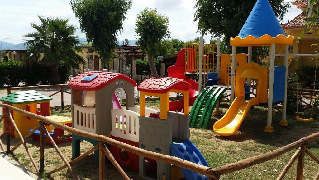 Plac zabaw dla dzieci w obiekcie Green Park Residence