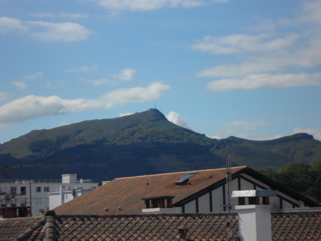 d'un toit offrant une vue sur la montagne. dans l'établissement Toki Alai, à Saint-Jean-de-Luz