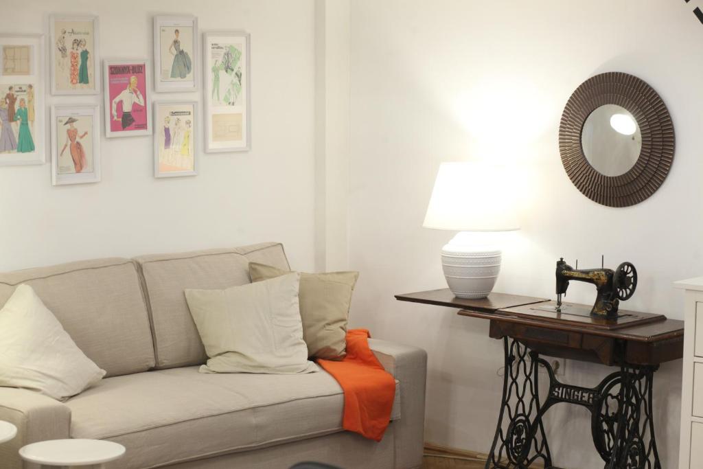 - un salon avec un canapé et une table avec un miroir dans l'établissement Tailor Apartment in the Center, à Budapest