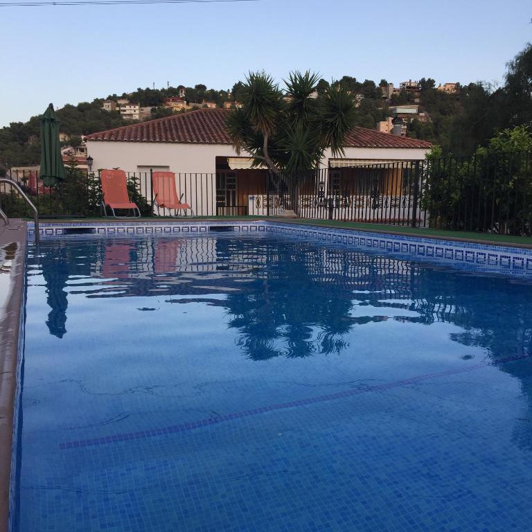 Bazén v ubytovaní Moya, relax en la Calderona alebo v jeho blízkosti