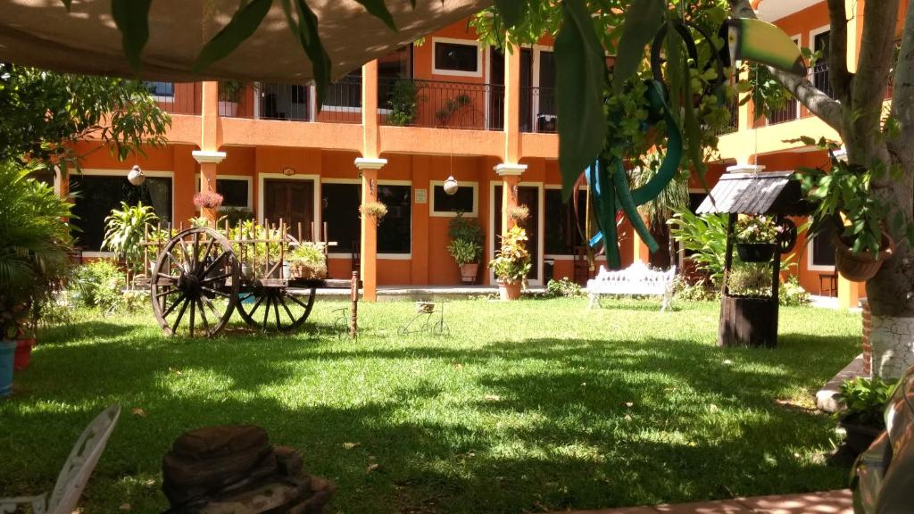 un edificio con un patio con sillas y un edificio en Real del Ambar, en Tuxtla Gutiérrez