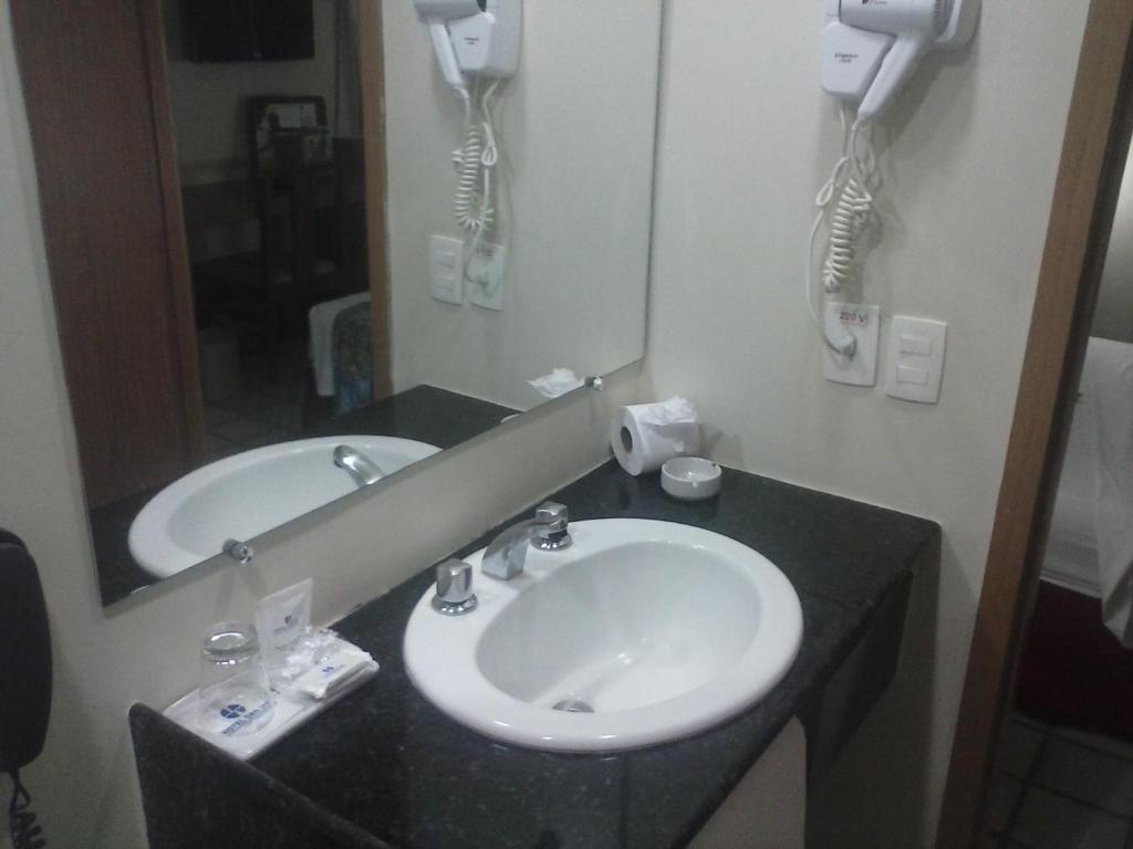 Um banheiro em Hotel Dan Inn Mar Piedade - Grande Recife By Nacional Inn