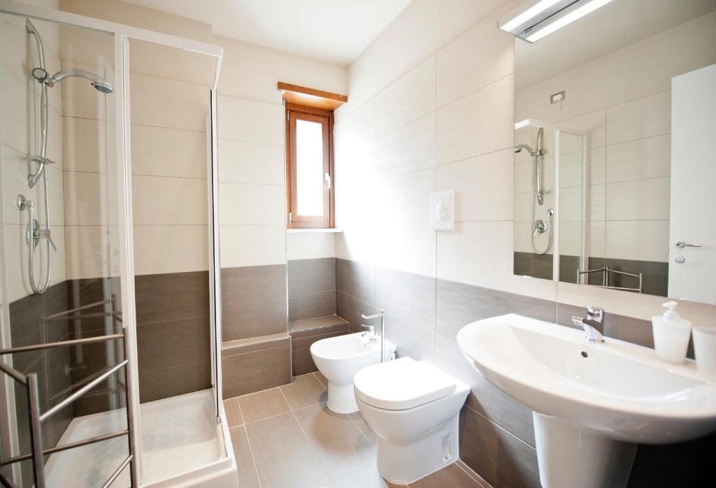 łazienka z toaletą, umywalką i prysznicem w obiekcie B&B Lo Studio w mieście LʼAquila