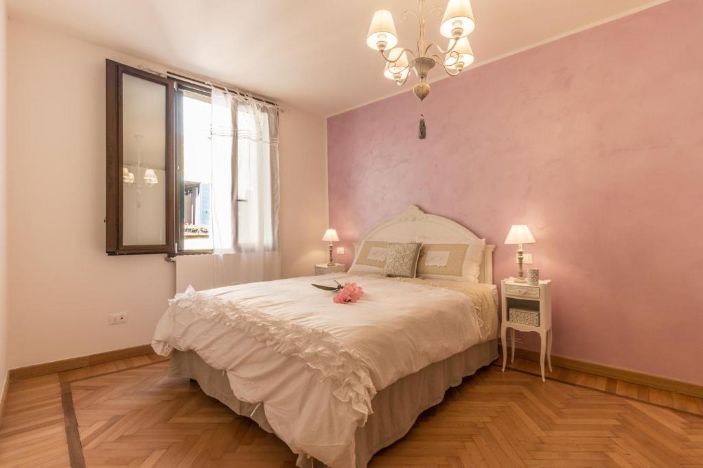 A bed or beds in a room at CASA DELL'ARTISTA
