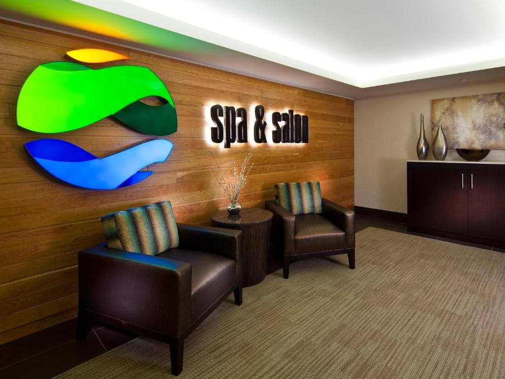 ein Wartezimmer mit zwei Stühlen und ein Schild, das Spa und Chillen liest in der Unterkunft Golden Nugget Biloxi in Biloxi
