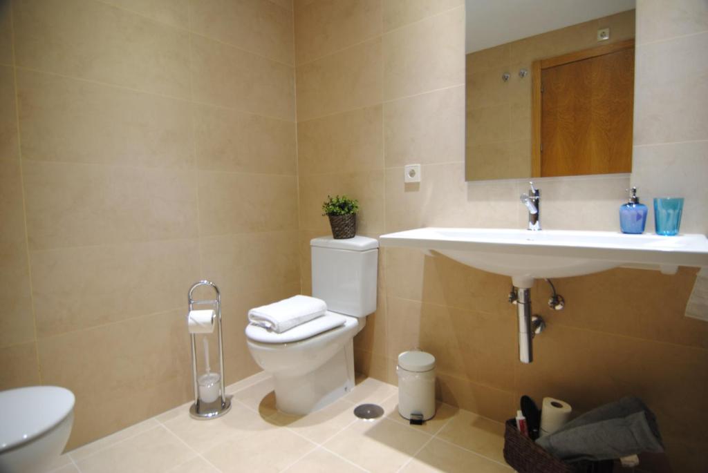 Koupelna v ubytování Sunny 2Bed Resort Style Apartment New Golden Mile Estepona FREE PARKING WIFI & AIRCON