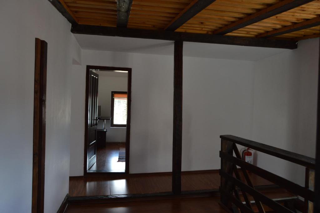 Zimmer mit einem Flur mit Holzdecke in der Unterkunft Cabana Ada 1 in Vartop