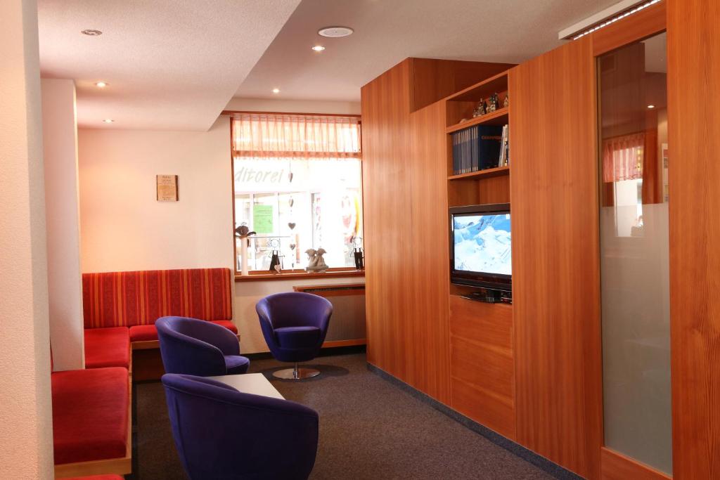 TV a/nebo společenská místnost v ubytování Hotel Garni Domino