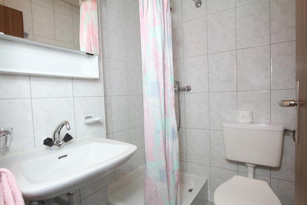 Koupelna v ubytování Hotel Garni Domino