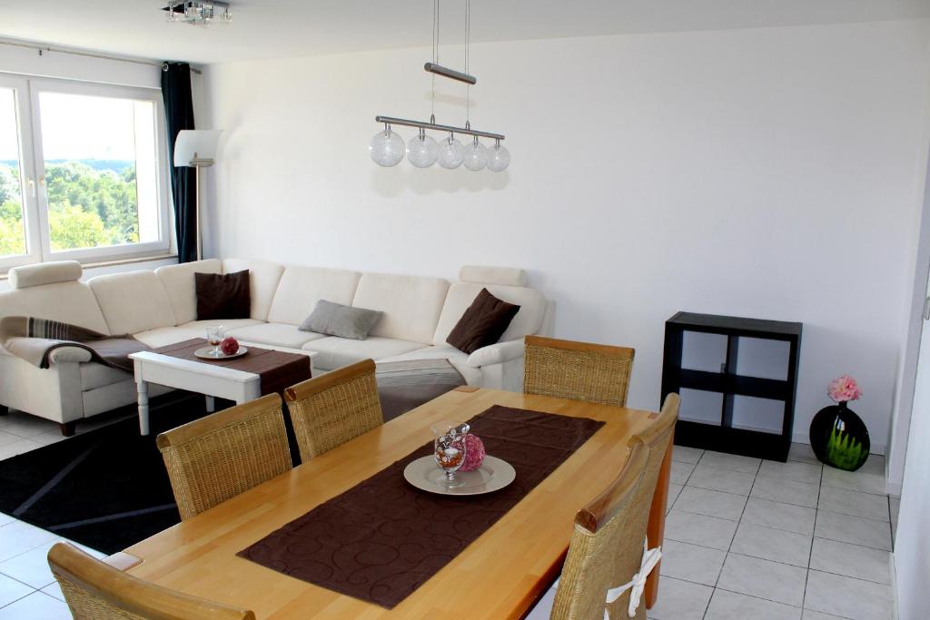 ein Wohnzimmer mit einem Tisch und einem Sofa in der Unterkunft Fewo Weitsicht in Wegberg