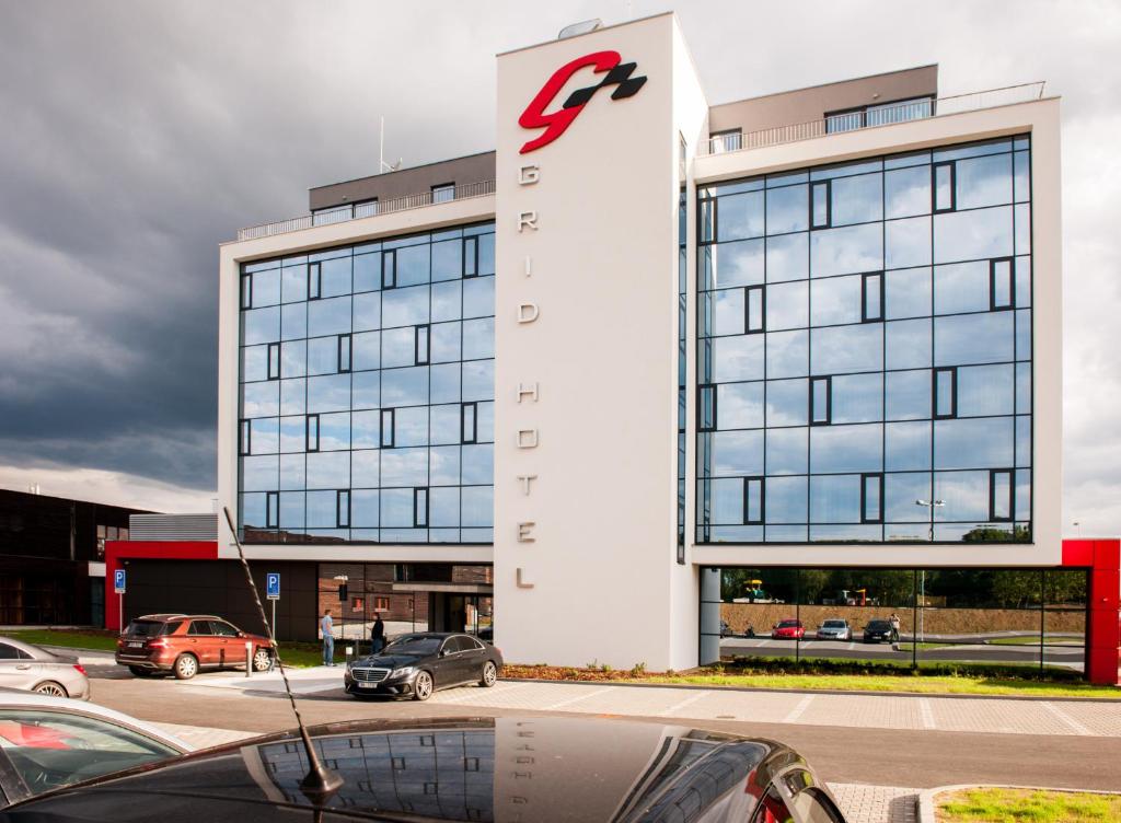 een gebouw met een bord aan de zijkant bij Grid Hotel in Brno