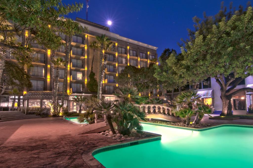 an exterior view of a hotel at night at Hotel Lucerna Tijuana in Tijuana