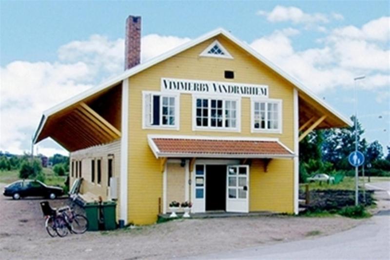 un edificio amarillo con un letrero que lee la virgen ruta fluvial en Vimmerby Vandrarhem, en Vimmerby