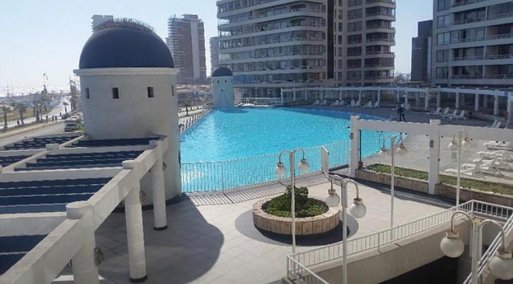 a large swimming pool on top of a building at Mar Egeo in Iquique