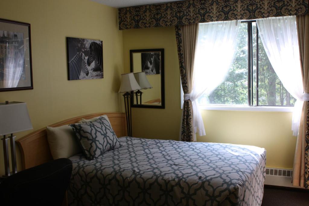 Ένα ή περισσότερα κρεβάτια σε δωμάτιο στο Hillcrest Motel