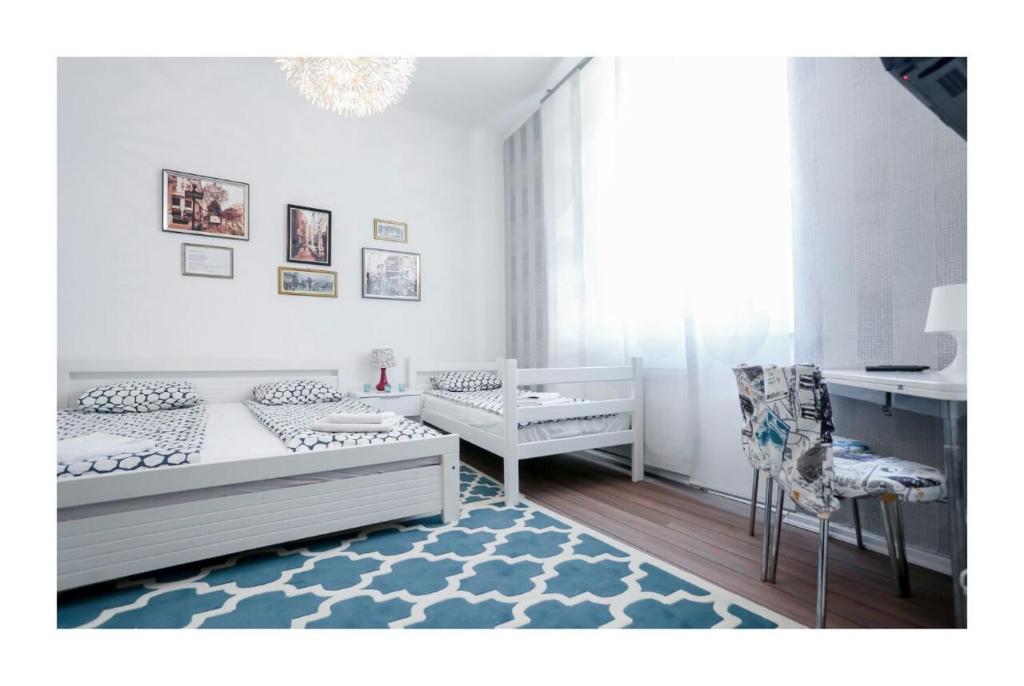 Zimmer mit einem Bett, einem Sofa und einem Stuhl in der Unterkunft Apartments and Rooms Fonty in Sarajevo