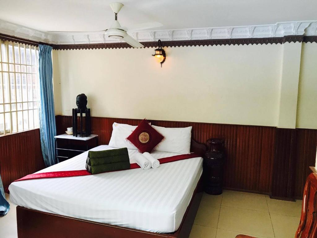 Postel nebo postele na pokoji v ubytování Okay Guesthouse Phnom Penh