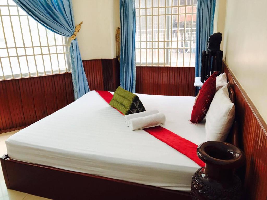 Postel nebo postele na pokoji v ubytování Okay Guesthouse Phnom Penh