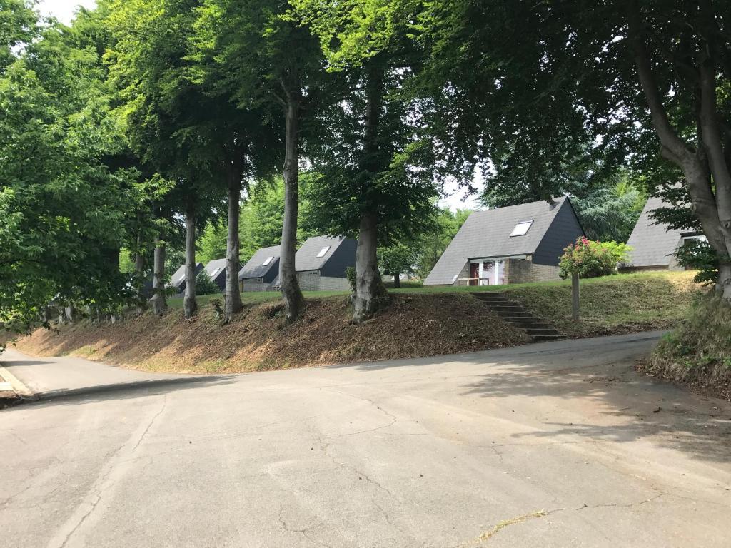 マルメディにあるLa Cime des Chodesの木々と家を背景にした空き道